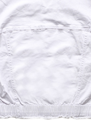 Biała krótka damska kurtka jeansowa na guziki ze ściągaczem