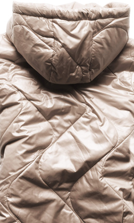 Jasno beżowy pikowany bezrękawnik z kapturem