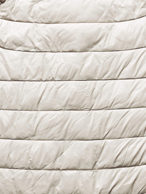 Ecru trapezowa pikowana wiosenna kurtka na zatrzaski