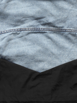 Niebiesko czarna oversizowa kurtka jeansowa z łączonych materiałów