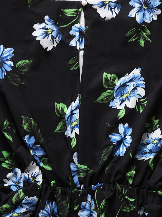 Czarna elegancka sukienka w niebieskie kwiaty z bufiastymi rękawami z gumką w talii