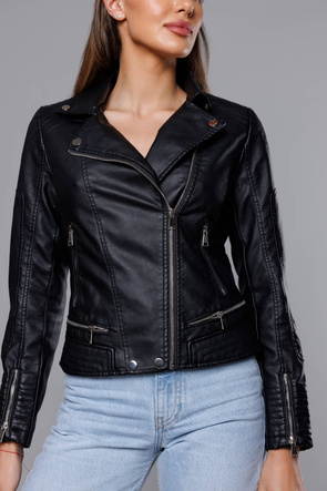 Czarna kurtka ekoskóra ramoneska zapinana na skos z klapami i ozdobnymi przeszyciami