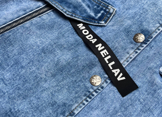 Luźna damska jeansowa kurtka/narzutka niebieska (pop5990-k)