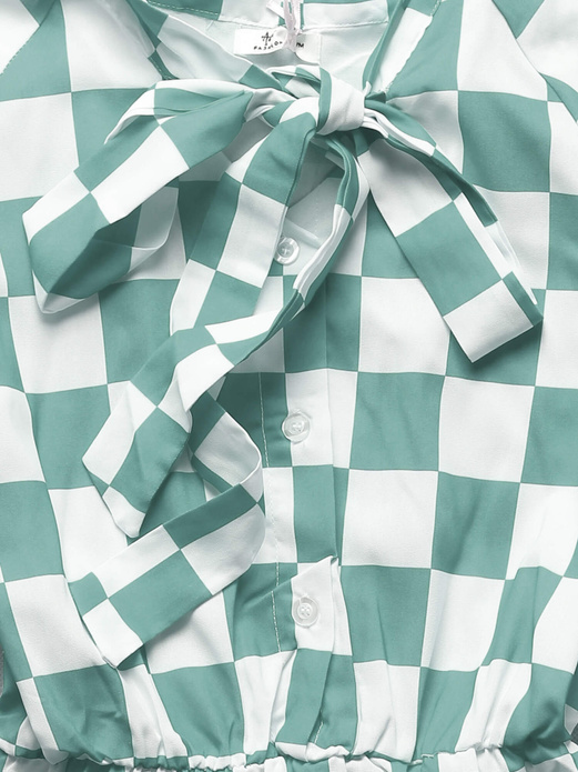 Szaroniebieska elegancka sukienka w kratę wiązana na dekolcie z falbaną