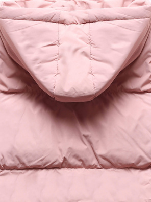 Pudrowa zimowa krótka pikowana kurtka z kapturem