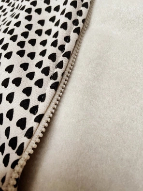 Jasnobeżowa zapinana na suwak damska bluza z kapturem w serduszka