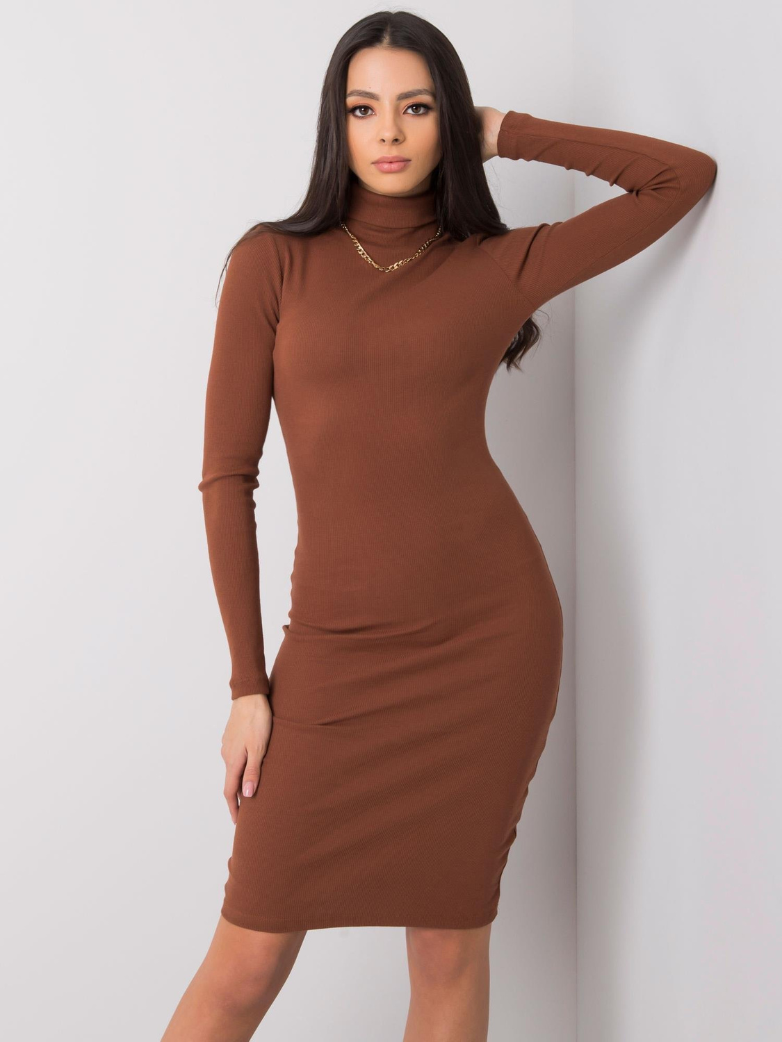Karmelowa, elegancka, prążkowana sukienka klasyczna, basic z golfem