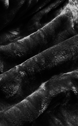 Czarny zimowy ocieplany płaszczyk z kapturem