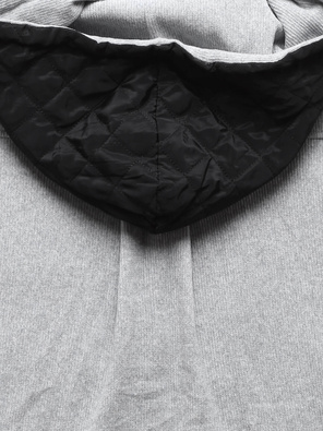 Jasnoszara bluza w prążki z łatami i z kapturem zapinana na suwak