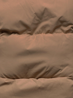 Brązowy puchowy ciepły bezrękawnik na suwak ze stójką kamizelka