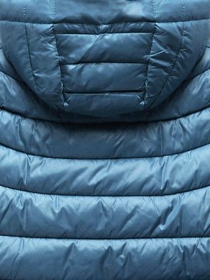 Granatowa zimowa kurtka pikowana z kapturem z długimi ściągaczami zapinana na suwak