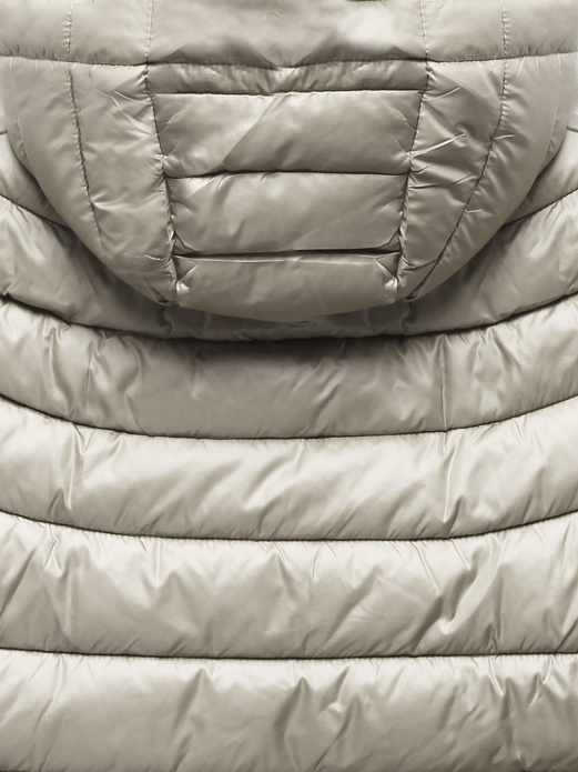 Beżowa zimowa kurtka pikowana z kapturem z długimi ściągaczami zapinana na suwak