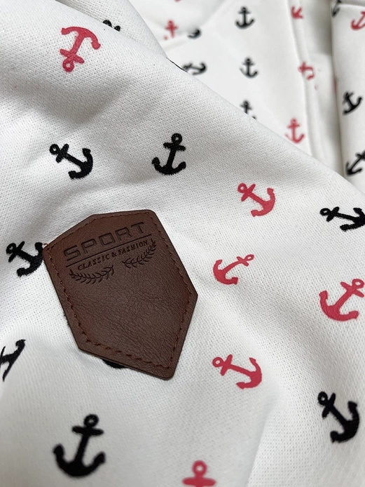 Biała bluza damska ze skośnym suwakiem cała w kotwice