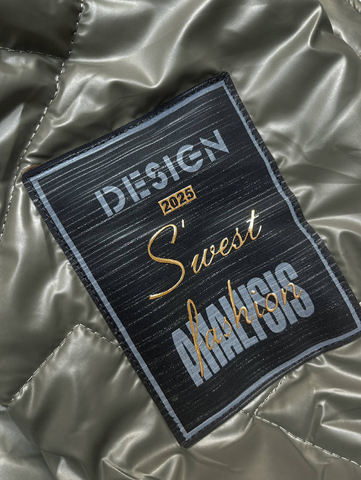 Oliwkowa długa kurtka pikowana wiązana z kapturem