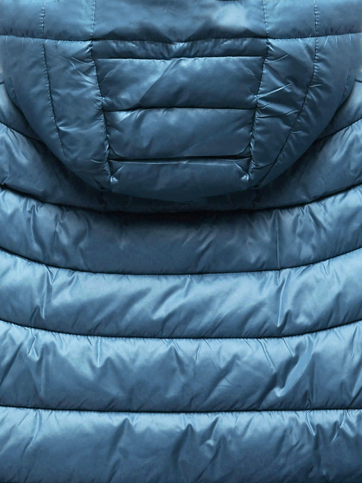 Granatowa zimowa kurtka pikowana z kapturem z długimi ściągaczami zapinana na suwak