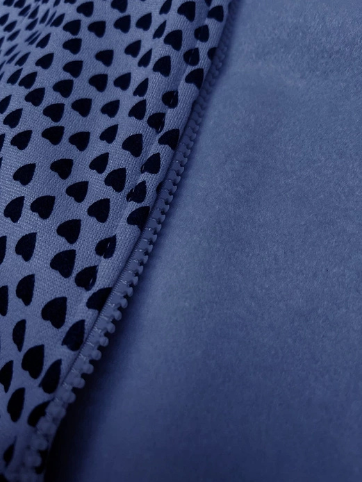 Ciemnoniebieska zapinana na suwak damska bluza z kapturem w serduszka