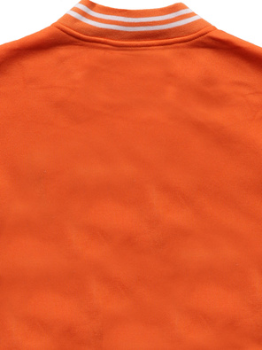 Pomarańczowa zapinana na zatrzaski bluza bomberka bejsbolówka