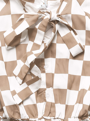 Beżowa elegancka sukienka w kratę wiązana na dekolcie z falbaną