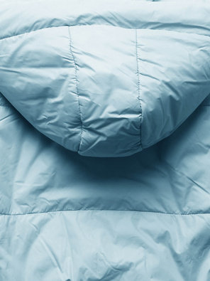 Błękitna pikowana przejściowa kurtka z kapturem ściągana na dole gumką