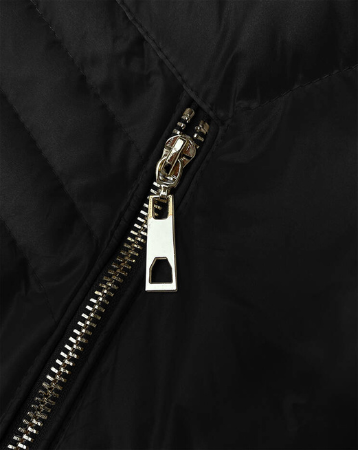 Czarna przejściowa kurtka lekko ocieplana z kapturem