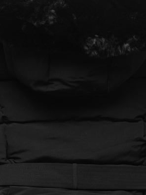 Czarny płaszcz zimowy z futrem i paskiem