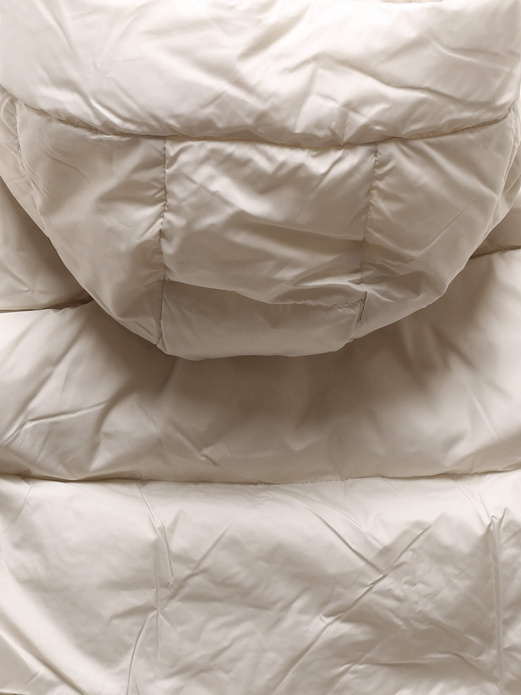 Ecru zimowa pikowana kurtka z kapturem i kołnierzem