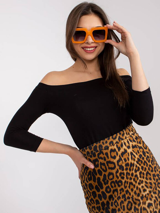 Czarna klasyczna bluzka z dekoltem w łódkę, elegancka i elastyczna