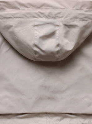 Beżowy płaszcz prochowiec z podwijanymi rękawami i kapturem