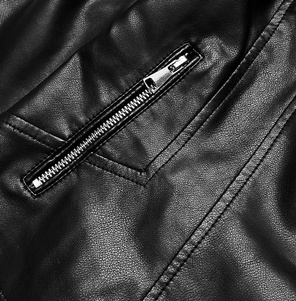 Czarna kurtka gładka ekoskóra ramoneska zapinana na skos z klapami prosty krój