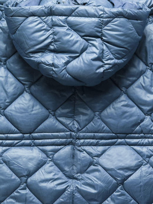 Granatowa oversizowa zimowa damska pikowana w karo kurtka z kapturem