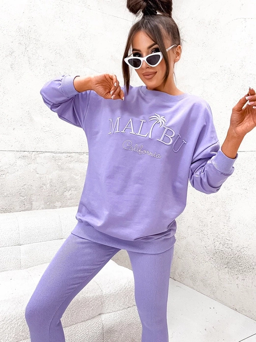 Fioletowy genialny komplet sportowy z prążkowanymi legginsami