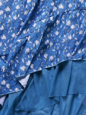 Niebieska asymetryczna sukienka z falbankami z motywem kwiatowym