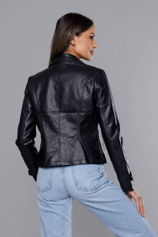 Czarna kurtka gładka ekoskóra ramoneska zapinana na skos z klapami prosty krój